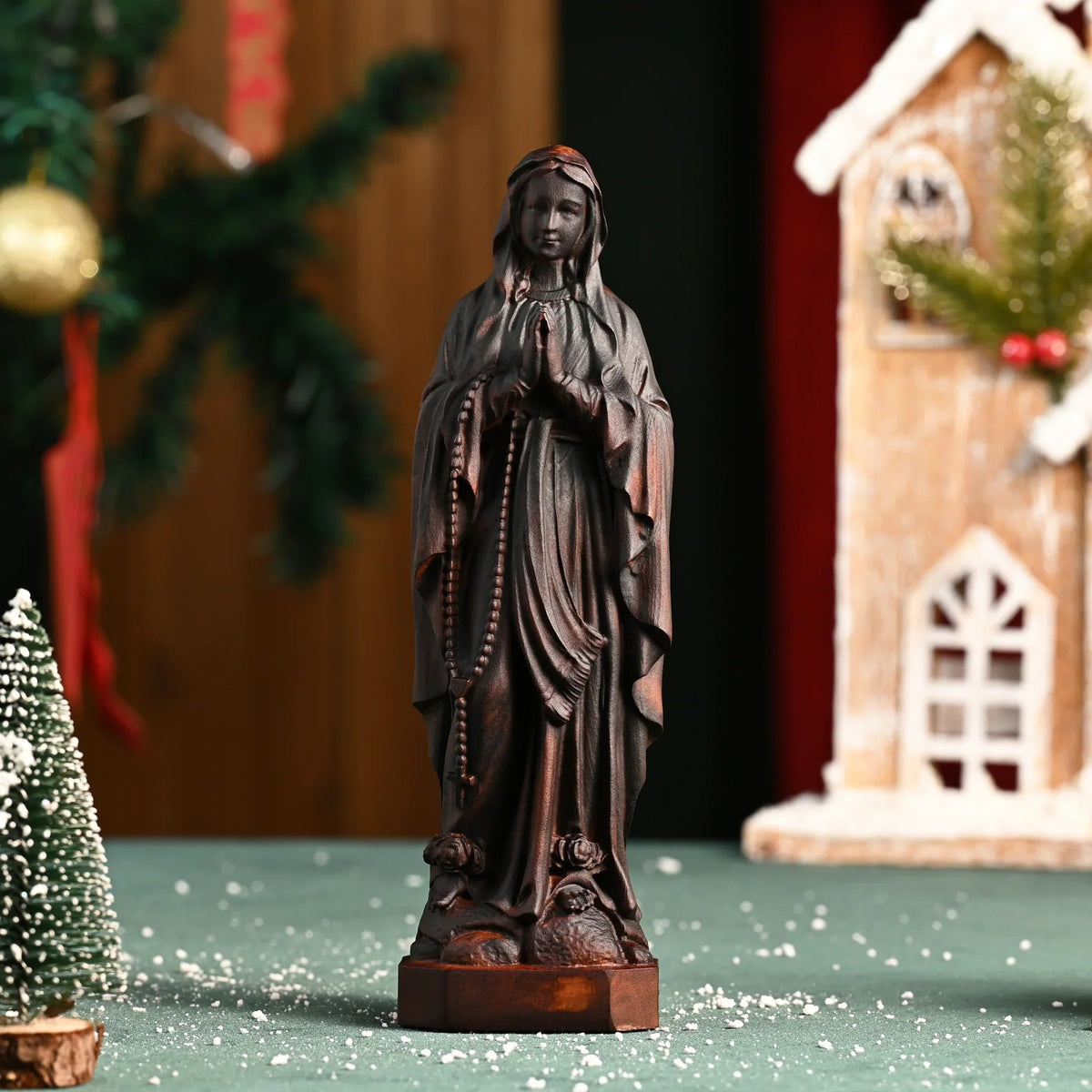 Wooden statue of Our Lady of Lourdes praying - mokarve